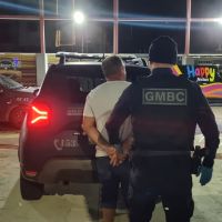 Homem é preso após bater na esposa e no enteado