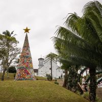 Maior árvore de Natal de crochê do Brasil fica em SC
