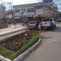 Para-choque se solta, trava roda e causa acidente