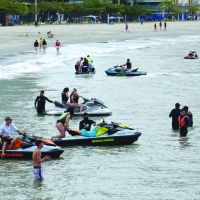 Adolescentes pilotam jet-skis e Marinha some da Barra Sul