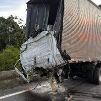 Van com crianças a caminho do Beto Carrero se envolve em grave acidente na descida da serra