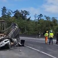 BR 376 segue totalmente interditada na descida para SC após grave acidente