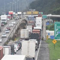 BR 101 tem 20 km de congestionamento no sentido Itajaí