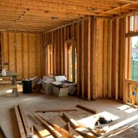 Moradora denuncia madeireira por golpes em construção de casas