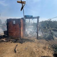 Casa de madeira é completamente destruída por incêndio