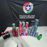 PM flagra homem furtando bebidas em arena de futebol