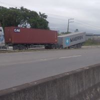 Caminhão quebrado trava trânsito na entrada de Navegantes