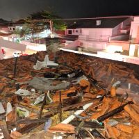 Casa abandonada pega fogo em Porto Belo