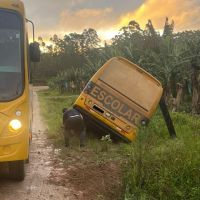 Ônibus de estudantes quase capota em valeta