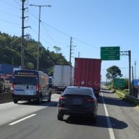 Dia de sol é de congestionamento intenso no caminho pras praias