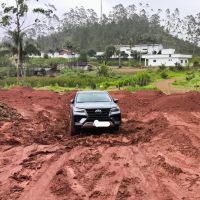 Bandidos abandonam Hilux furtada após picape atolar