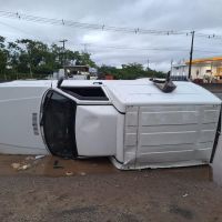 Carro tomba após bater em caminhão do lixo