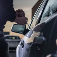 Carro é arrombado durante passeio na Praia da Atalaia