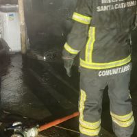 Homem bate na mulher e taca fogo em motos e carro em Camboriú