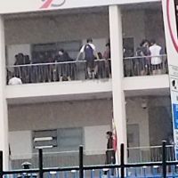 Adolescente leva bronca por sentar na grade do segundo andar de colégio