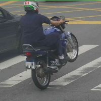 Motociclista dá grau e acaba sem moto
