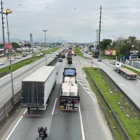 Trecho da BR 101 entre Penha e Itajaí está travado com 20 km de fila