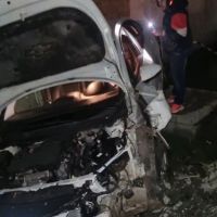 Motorista arrebenta carro em poste na frente de motel e causa apagão