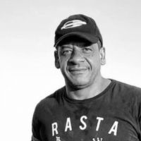 Morre aos 47 anos o surfista Andreas Almeida, o Déia