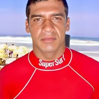 Morre aos 47 anos o surfista Andreas Almeida, o Déia