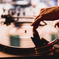 Feira do Vinil movimenta Balneário Camboriú com raridades e discotecagem