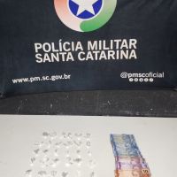 PM flagra traficante com 30 porções de cocaína em beco dos Cordeiros