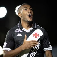 Vasco goleia o Internacional e respira no Brasileirão
