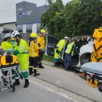 S-10 é arremessada por 30 metros após ser atingida por caminhão