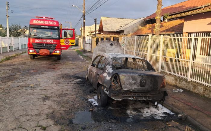Legenda: Dono acusa ex-namorada de incendiar o veículo (Foto: ImprensaCBM Itajai-Itapoa)