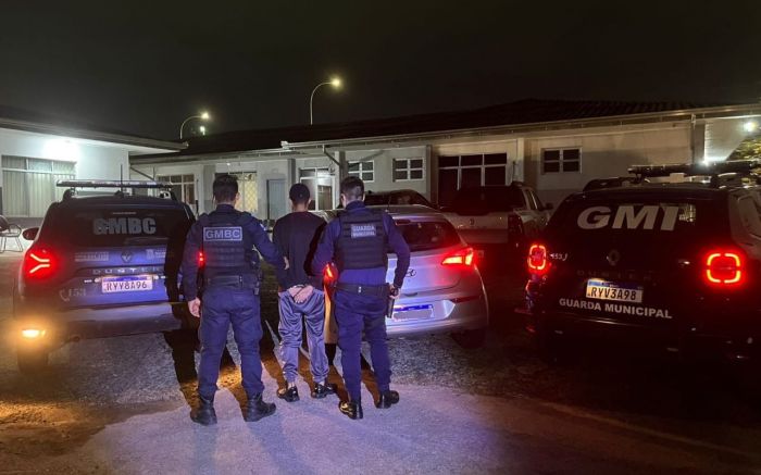 O ladrão foi preso na noite de sexta-feira em operação conjunta das guardas municipais (Foto: Divulgação GMBC)