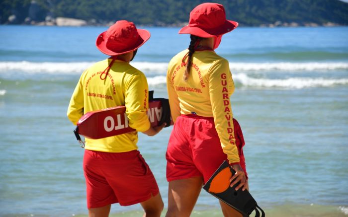 A partir de 15 de dezembro, cerca de dois mil guarda-vidas vão atuar nas praias catarinenses (Foto: Divulgação CBMSC e Fran Marcon)