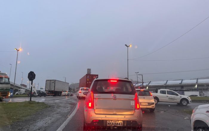 Semana começa com a BR 101 congestionada