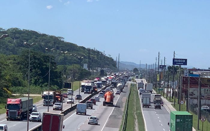 Caminho para as praias Atalaia e Cabeçudas está engarrafado