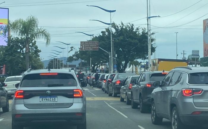 Fila do ferry boat em Navegantes trava o trânsito e dificulta acesso a Itajaí