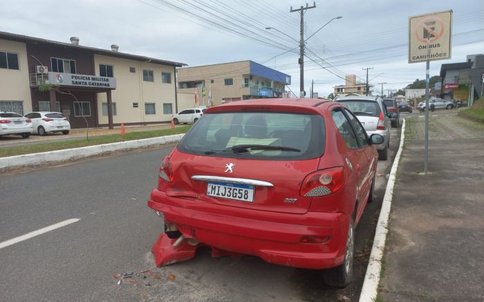 Veículos irregulares estão expostos na frente da área de segurança da PM, e até já foram batidos e vandalizados (Fotos Carlos C. Castegnaro / Divulgação)