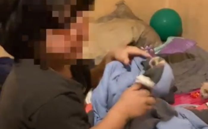 Pequeno foi encontrado rodeado de móveis quebrados, com roupas sujas e descalço (Foto: Divulgação/PMI)