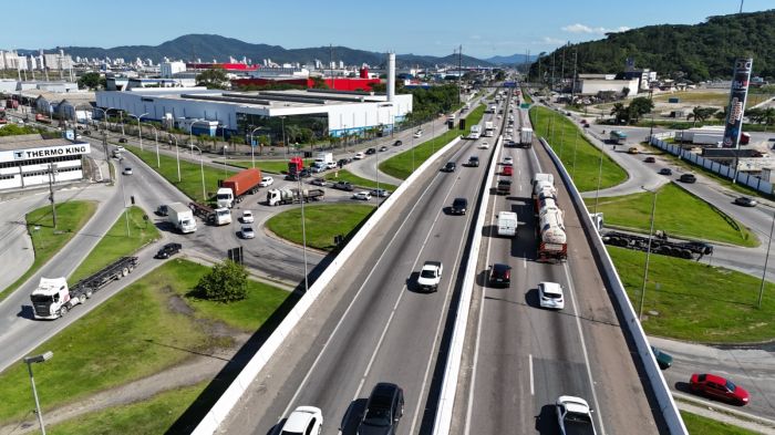 Trecho da BR 101 entre Penha e Itajaí está travado