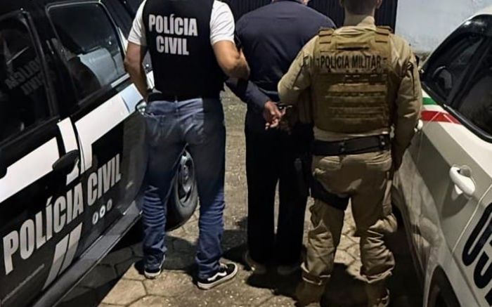 Criminoso estava escondido no bairro Monte Alegre, em Camboriú (Foto: Divulgação/PMSC)