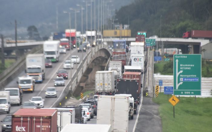 Tranqueira toma conta da BR 101 nesta sexta-feira