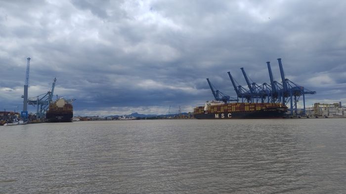 Quatro navios aguardam ao largo a reabertura do canal (Foto: Anderson Davi)