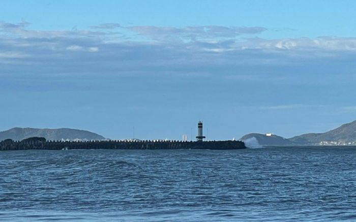 Legenda: Dois navios que esperavam sair deixam o complexo pela manhã (Foto: João Batista)