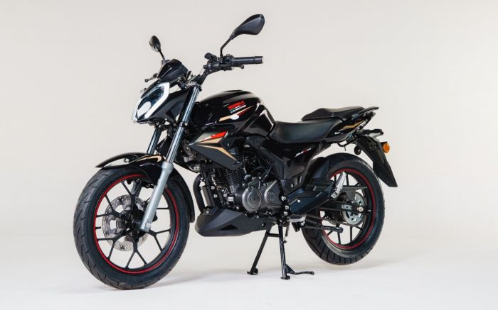 Entre os destaques estão os freios a disco nas duas rodas com ABS de canal único (Foto: Divulgação)