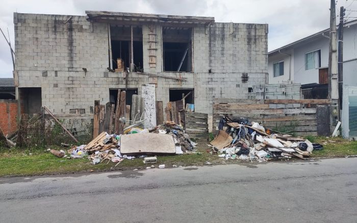 Sujeira toma conta do local no bairro Cidade Nova, em Itajaí (Foto: Leitor)
