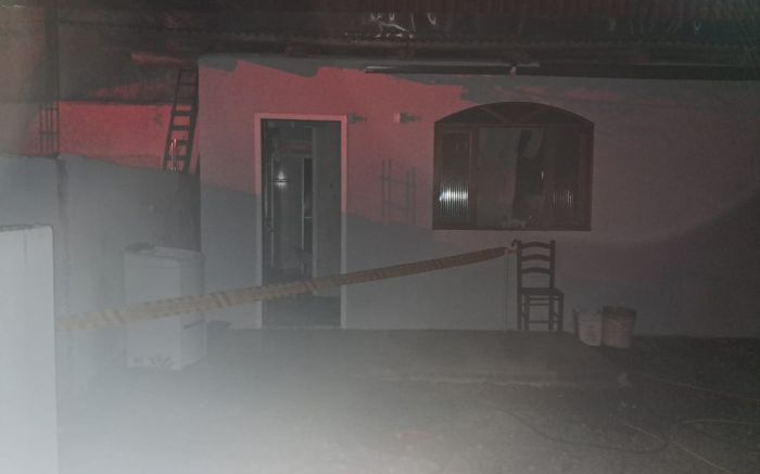 Cerca de dois mil litros de água foram usados pra apagar o fogo (Foto: CBMSC)