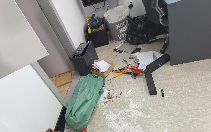 Ladrões usaram corda para acessar loja pelo telhado (Foto: Divulgação/PMSC)