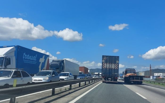 Fila na rodovia resulta na tranqueira da avenida Osvaldo Reis, em Itajaí