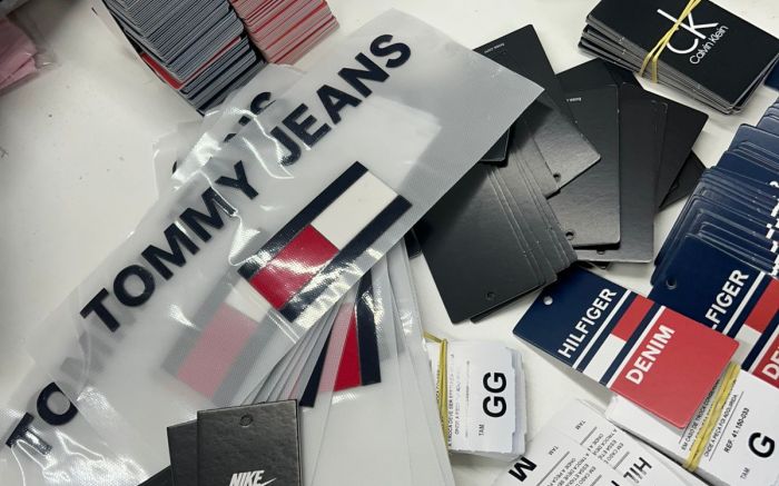 Mais de duas mil etiquetas falsificadas também foram apreendidas na operação (Foto: Divulgação PCSC)