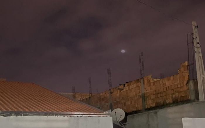 Para céticos, as luzes não são OVNIs mas testes de canhões luminosos do parque Beto Carrero (Vídeos: Redes sociais)