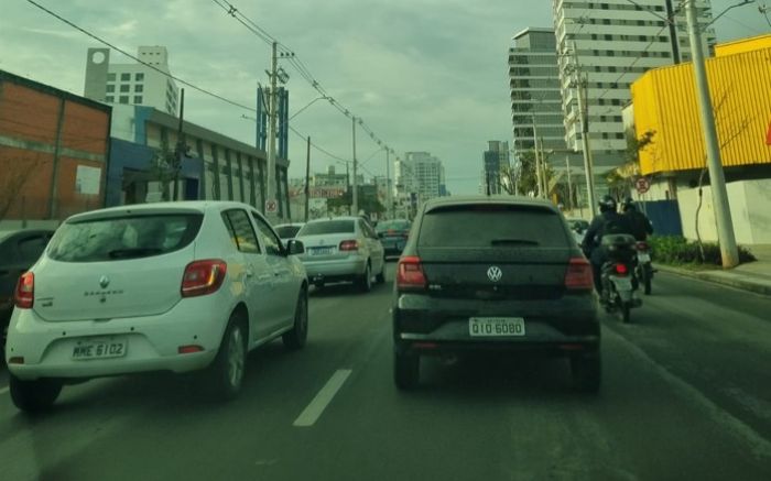 Congestionamento intenso pela Contorno Sul trava centro de Itajaí