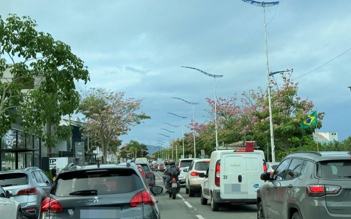 Tranqueira na BR 101 congestiona o ferry boat dos dois lados do rio